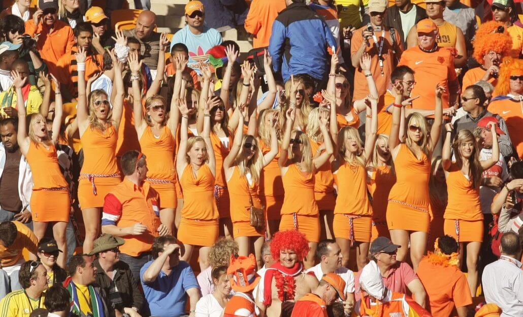 torcedoras-da-holanda-praticando-o-marketing-de-emboscada